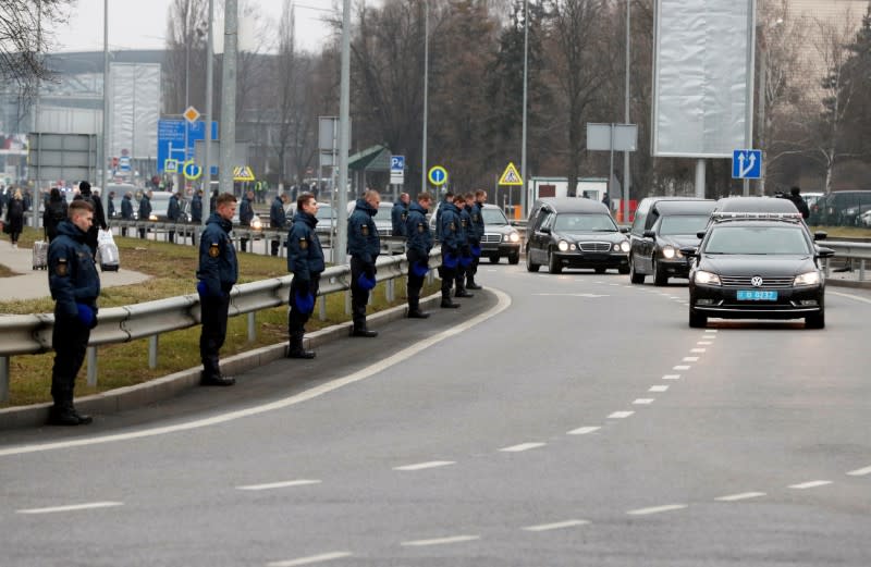 Una caravana de coches fúnebres traslada los cuerpos de las víctimas ucranianas en las afueras de Kiev, Ucrania, el 19 de enero de 2020