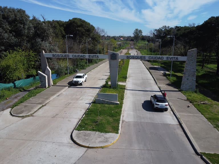 El arco de “Bosques Ciudad Evita”, el punto de acceso a terrenos ocupados por residencias de lujo, villas de emergencia y hacienda 