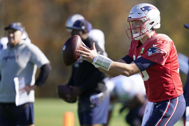 FOXBOROUGH, MA - NOVEMBER 06: Indianapolis Colts quarterback Sam