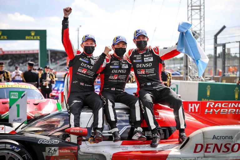El festejo de Mike Conway, Kamui Kobayashi y José María Pechito López en 2021 en Le Mans; repetir la victoria, el desafío de la tripulación