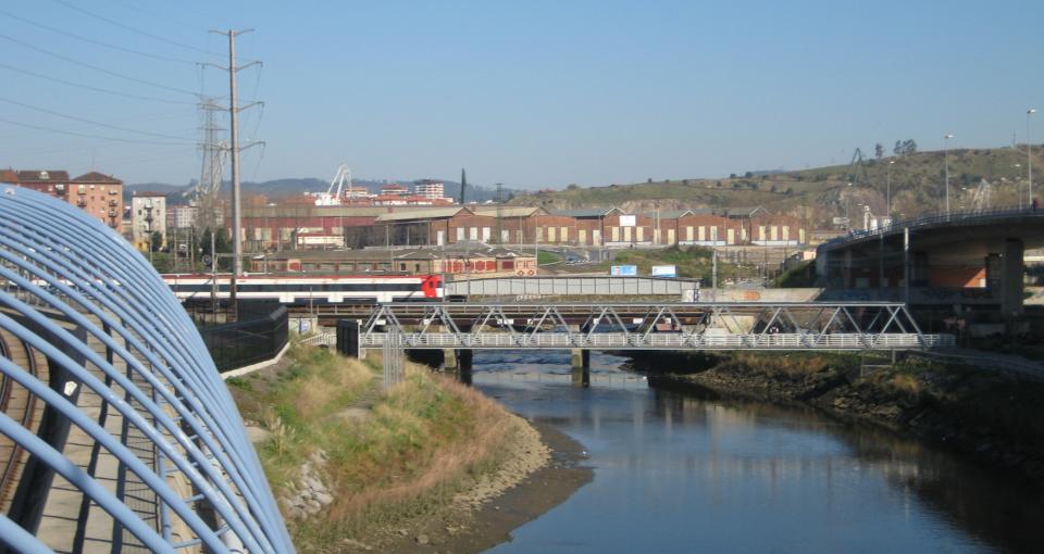 <p>La industria pesada ayudó a que la ciudad vizcaína creciera muchísimo, pero la desindustrialización y el cierre de fábricas han provocado que la urbe se haya quedado bajo mínimos y con apenas 27.000 habitantes.<br>Foto: Wikimedia Commons/Javierme </p>