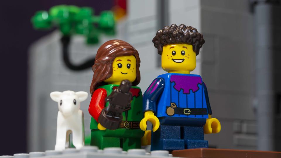 The two children Minifigures and a lamb