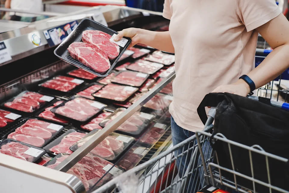 Der Verzehr von viel rotem und verarbeitetem Fleisch erhöht das Darmkrebsrisiko. (Getty Images)