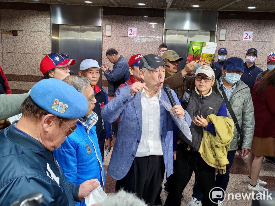 去年國民黨主席補選期間，深藍團體藍天行動聯盟，曾因對江啟臣、郝龍斌兩位候選人都不滿意，因此直闖國民黨中央黨部。   圖：黃建豪/攝（資料照）