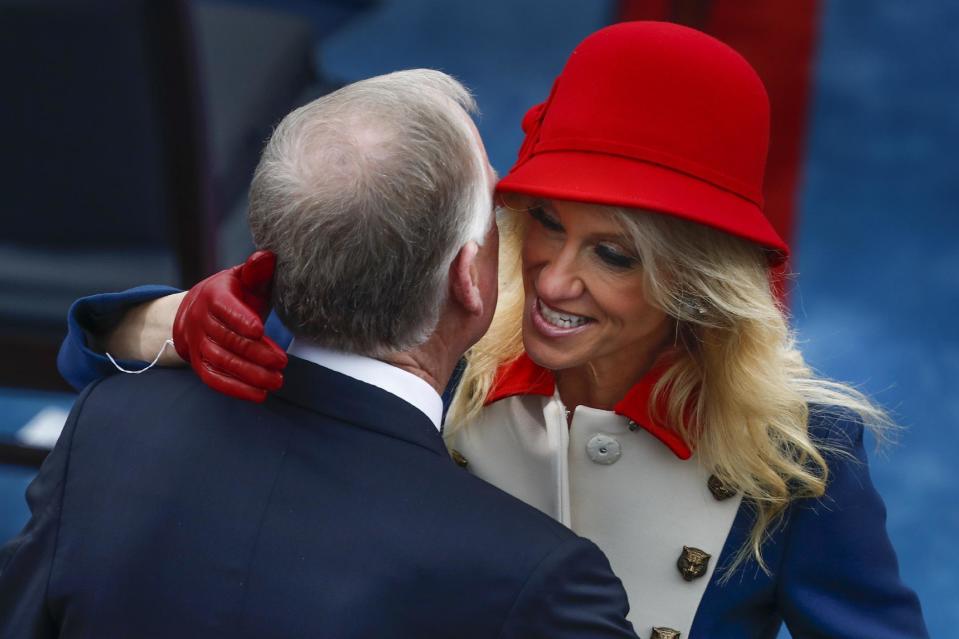 El ex vicepresidente Dan Quayle saluda a la asesora de Donald Trump Kellyanne Conway durante la ceremonia de investidura en el Capitolio estadounidense, en Washington, el viernes 20 de enero del 2017. (AP Foto/Carolyn Kaster)