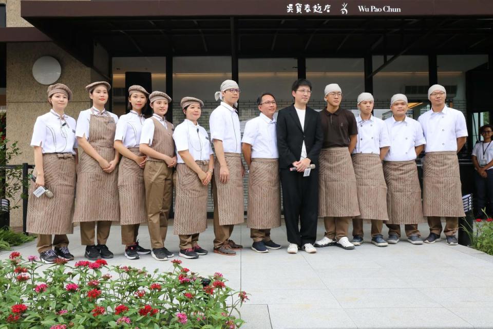 吳寶春麵包店台北信義旗艦店邀請旅英設計師詹朴打造烘焙服。