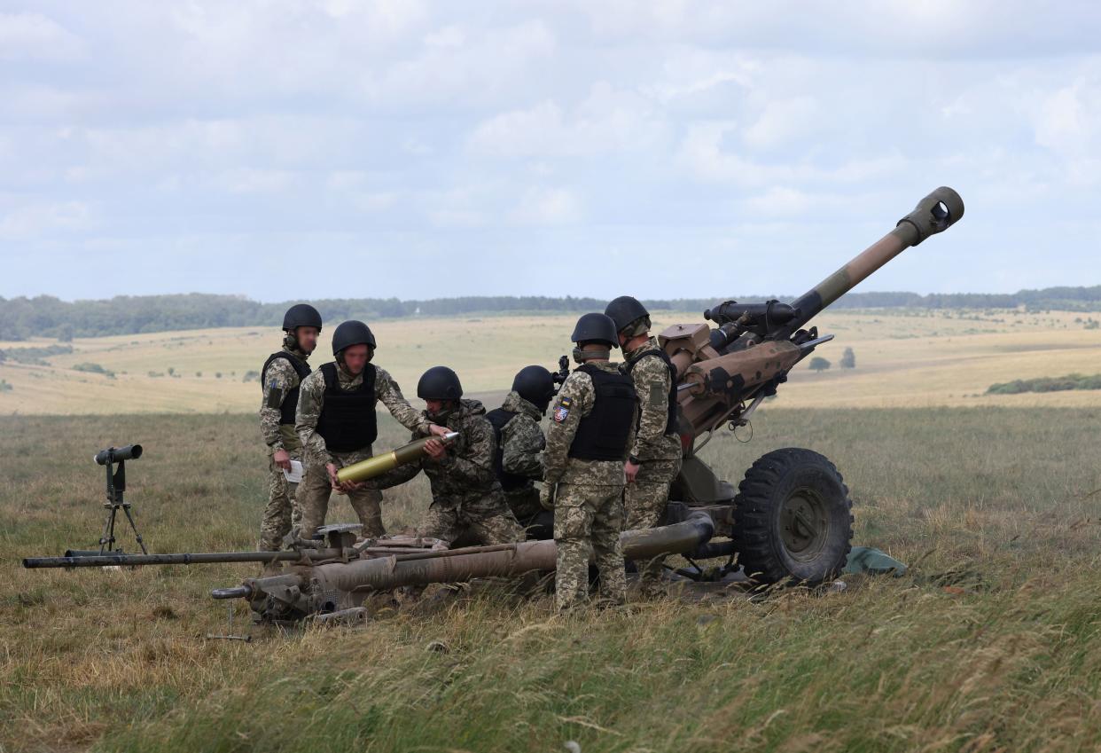 The British Army teach members of the Ukrainian armed forces are taught how to operate  L119 Light Guns (PA)