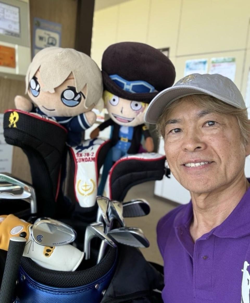 日本聲優古谷徹連打高爾夫球也不忘帶著自己配音過的角色玩偶。（翻攝古谷徹 X）