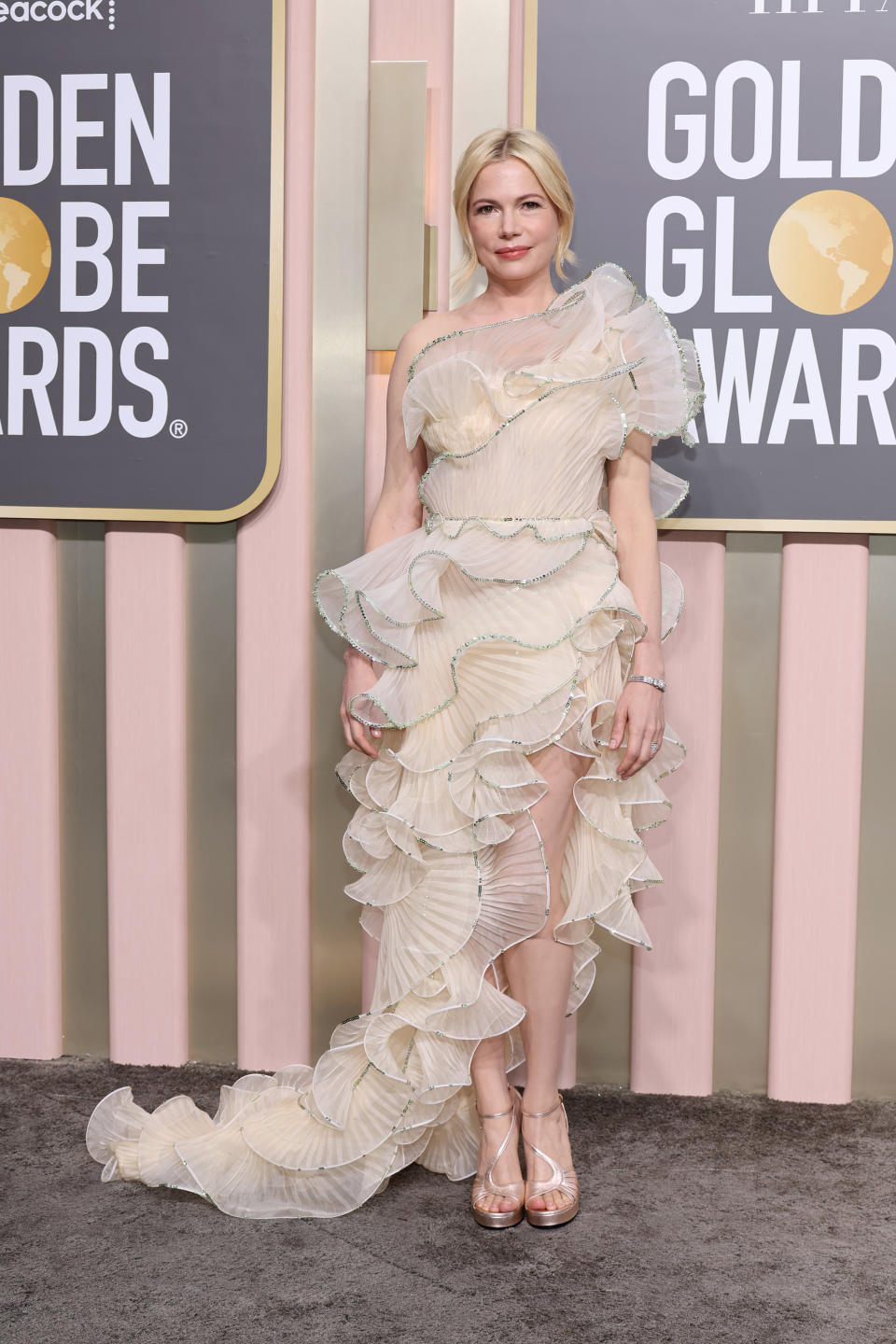 michelle williams, golden globes, gucci, award show, red carpet, heels