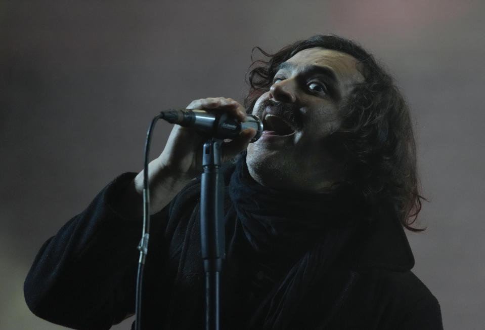 Luis Humberto Navejas, vocalista de Enjambre, durante su presentación en el festival Vive Latino en la Ciudad de México el domingo 19 de marzo de 2023. (Foto AP/Fernando Llano)