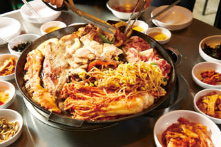 牛+豬拼盤2332元／豬肉是南韓食物的代表，以豬肉為基礎的韓國BBQ無形中成了庶民的美食精粹，大份量的牛豬拼盤，能滿足不同喜好的客人。加入了豆芽菜、泡菜一同去烤，除了去油解膩之外，