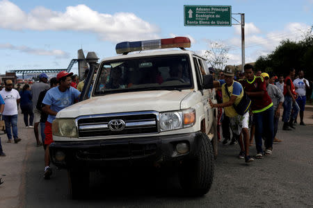 Foto del viernes de una ambulancia trasladando heridos por el choque entre militares y residentes de una comunidad indígena en la localidad venezolana de Kumarakapay cerca de la frontera con Brasil. Feb 22, 2019. REUTERS/Ricardo Moraes
