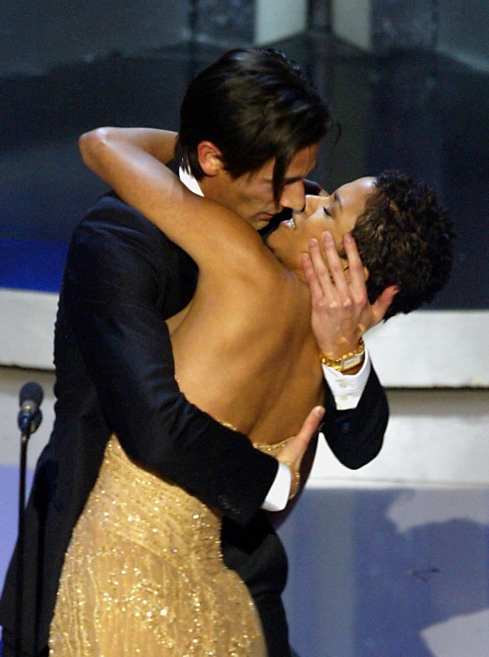 2003: Adrien Brody kisses Halle Berry