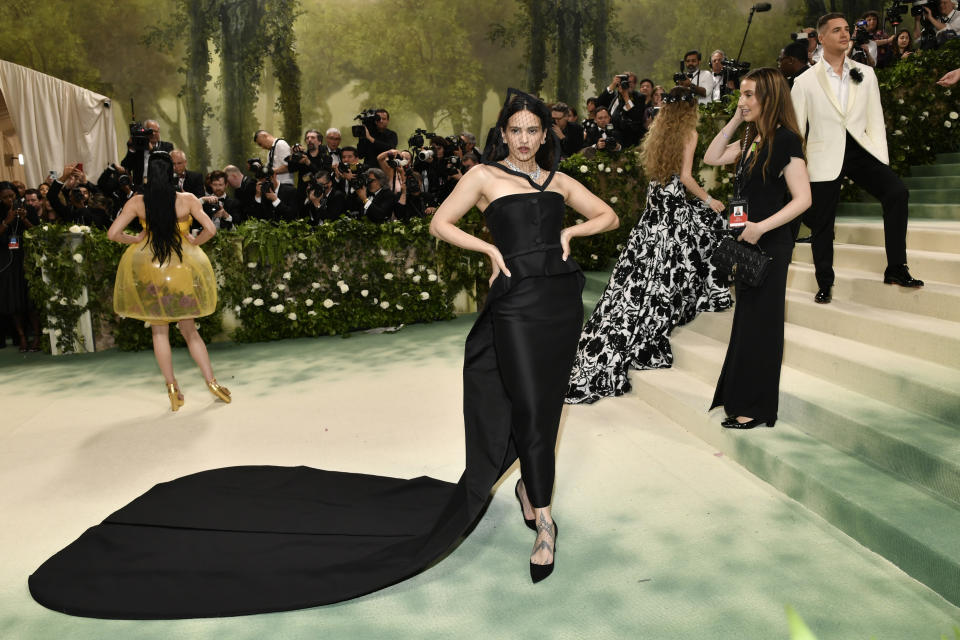 Rosalía llega a la gala benéfica del Instituto del Vestido del Museo Metropolitano de Arte para celebrar la inauguración de la exposición "Sleeping Beauties: Reawakening Fashion" el lunes 6 de mayo de 2024, en Nueva York. (Foto Evan Agostini/Invision/AP)