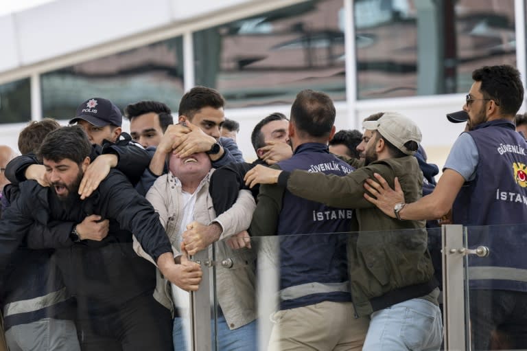 Bei seinem Besuch in Istanbul ist Bundespräsident Frank-Walter Steinmeier am Montag von lautstarkem Protest propalästinensischer Demonstranten empfangen worden. Sicherheitskräfte schritten ein, es kam zu einzelnen Rangeleien mit Demonstranten. Police officers scuffle with protesters shouting slogans against German President Frank-Walter Steinmeier, during Steinmeier's visit at the historic Sirkeci railway station in Istanbul, Turkey, 22 April 2024. (Yasin AKGUL)