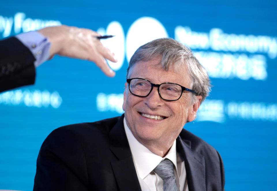 Il fondatore di Microsoft<strong> Bill Gates</strong>, attraverso l'associazione "Bill&Melinda Gates Foundation", fondata con la moglie, ha donato 10 milioni di dollari per il supporto tecnico ai soccorritori e ai ricercatori di <strong>Cina</strong> e <strong>Africa</strong>. La donazione, infatti, sarà divisa equamente tra i due Paesi: metà della cifra sarà destinata all’emergenza cinese, mentre l’altra metà all’Africa Centers for Disease Control and Prevention. REUTERS/Jason Lee