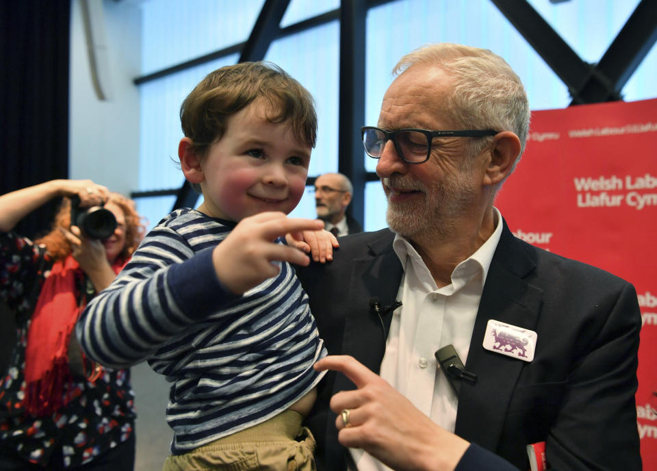 El líder laborista Jeremy Corbyn interacciona con Noa Williams Roberts, de tres años, tras un mitin en la Universidad de Bangor, durante la campaña electoral británica, en Bangor, Gales, el domingo 8 de dicimebre de 2019. (Ben Birchall/PA via AP)