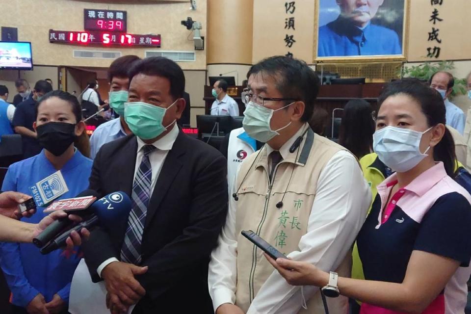 
台南市議長郭信良（前左2）17日在市議會宣布，正在
開議中的定期會因配合防疫工作延到28日再繼續進行，
台南市長黃偉哲（右2）表示配合。
中央社記者楊思瑞攝  110年5月17日
