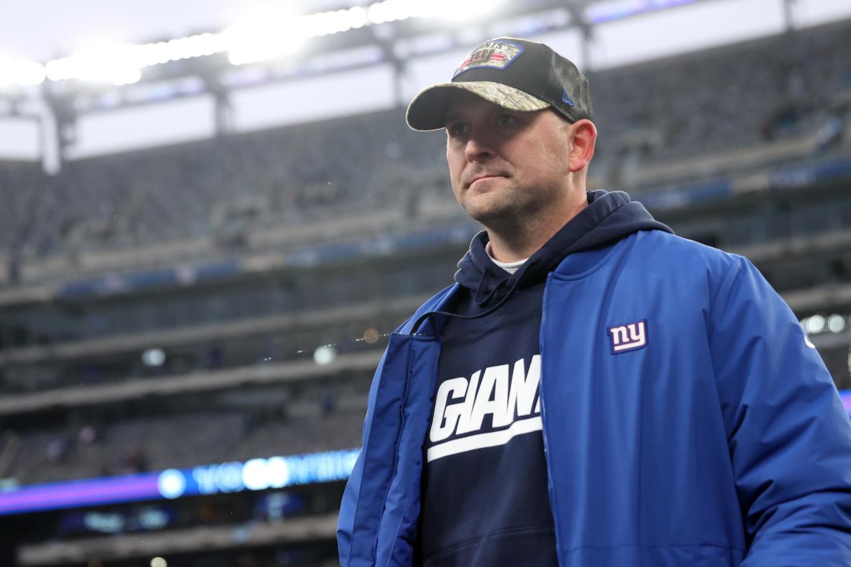 EAST RUTHERFORD, NEW JERSEY - Enero 9: Joe Judge, entrenador de los New York Giants, se va del campo tras la derrota ante el Washington Football Team por 22-7 en MetLife Stadium. (Foto por Elsa/Getty Images)