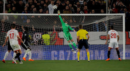 Soccer Football - Champions League Round of 16 First Leg - Sevilla vs Manchester United - Ramon Sanchez Pizjuan, Seville, Spain - February 21, 2018 Manchester United's David De Gea makes a save REUTERS/Jon Nazca