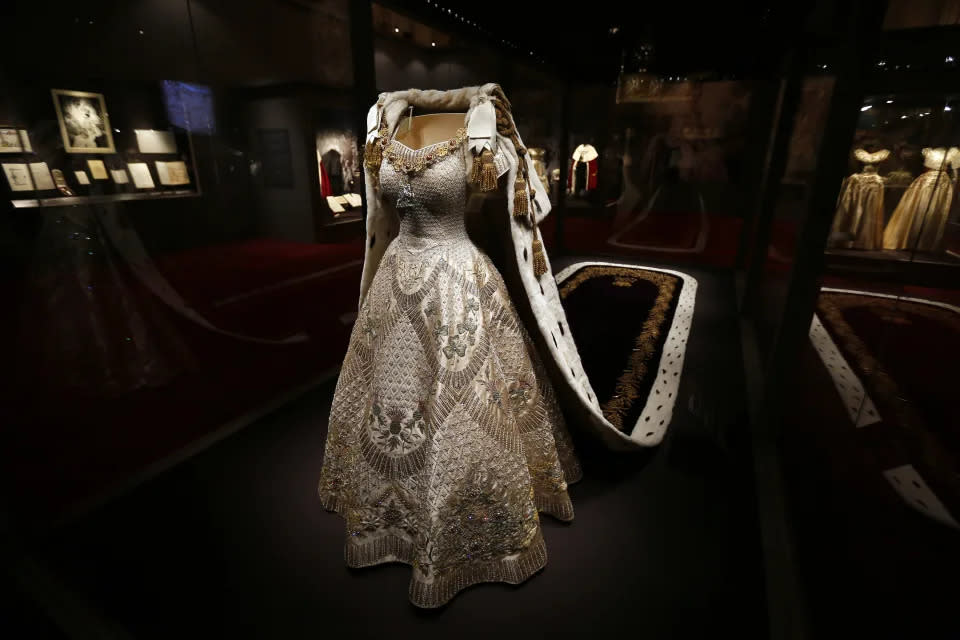 El vestido y la capa que usó la reina Isabel en la muestra “La Coronación de la Reina” 1953 para celebrar el 60 aniversario de la coronación en el Palacio de Buckingham en 2013. (Reuters)