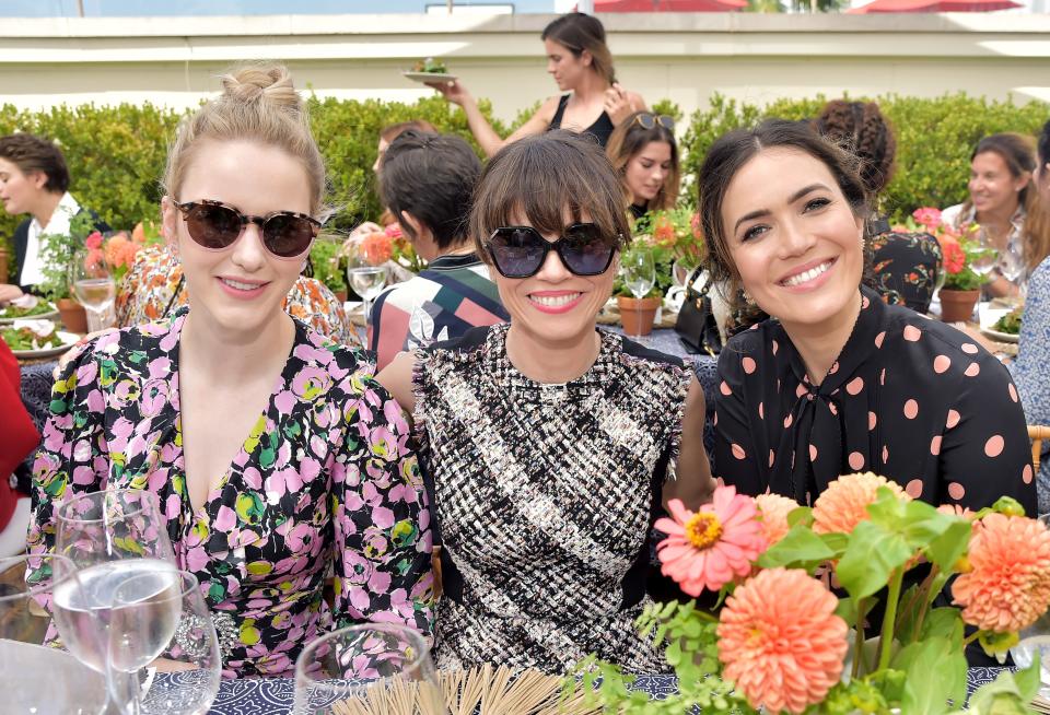 Rachel Brosnahan and Linda Cardellini are wearing the Logo-Temple Sunglasses.