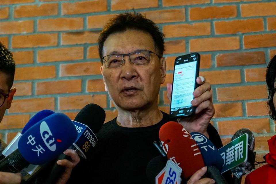 國民黨副總統候選人趙少康用手機出示軍方公文，指投給民進黨就是投戰爭。（李忠一攝）
