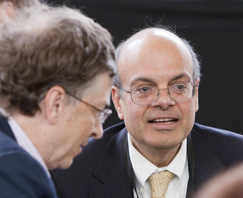 Ajit Jain, right, head of the Berkshire Hathaway Reinsurance Group, plays bridge with Microsoft co-founder Bill Gates, a director of Berkshire, at the annual Berkshire Hathaway shareholders meeting in Omaha, Neb., Sunday, May 3, 2009.  (AP Photo/Nati Harnik)