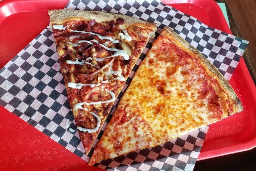 <b>PHOTO: eric s./<a href="https://www.yelp.com/biz_photos/pizza-head-saint-louis?utm_campaign=e8cd3fa0-35ec-4d55-8c46-1cdfa1887ca0%2C8d9952fd-85a0-4aa8-b40f-da2fbab61840&utm_medium=81024472-a80c-4266-a0e5-a3bf8775daa7" rel="nofollow noopener" target="_blank" data-ylk="slk:YELP;elm:context_link;itc:0;sec:content-canvas" class="link ">YELP</a></b>