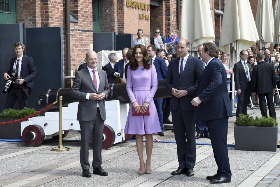 <p>Vom Hamburger Hauptbahnhof ging es zum Maritimen Museum. Dort angekommen, trafen die Royals auf wartende Fans und auf Hamburgs Ersten Bürgermeister Olaf Scholz. (Bild: Getty Images) </p>