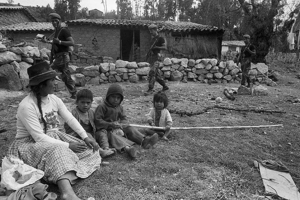 Militares en un pueblo de Perú en los años 80