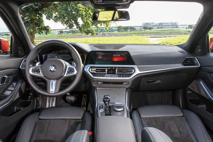 寬敞空間在車室的鋪陳上，搭載全新的BMW iDrive 7.0新世代全數位虛擬座艙，不僅帶來更為科技感的座艙設計，其中在空間表現上也相比過往更為寬敞，讓車主擁有更為舒適與科技便利的駕駛環境。版權所有/汽車視界