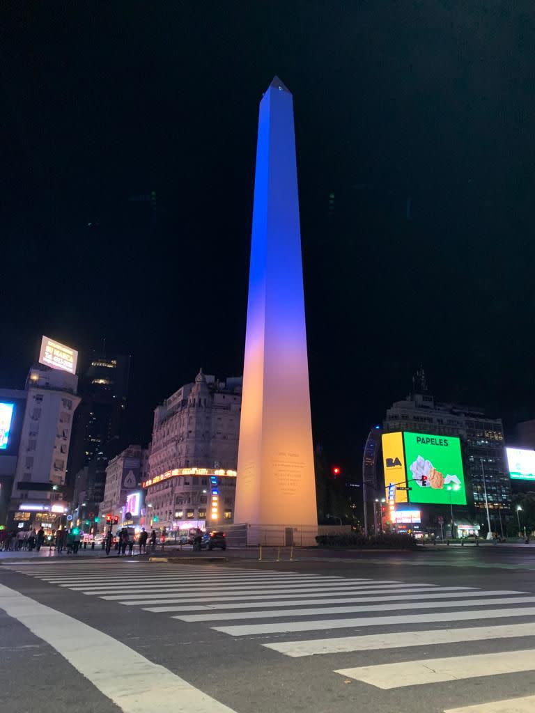 Obelisco porteño, con los colores de Ucrania.