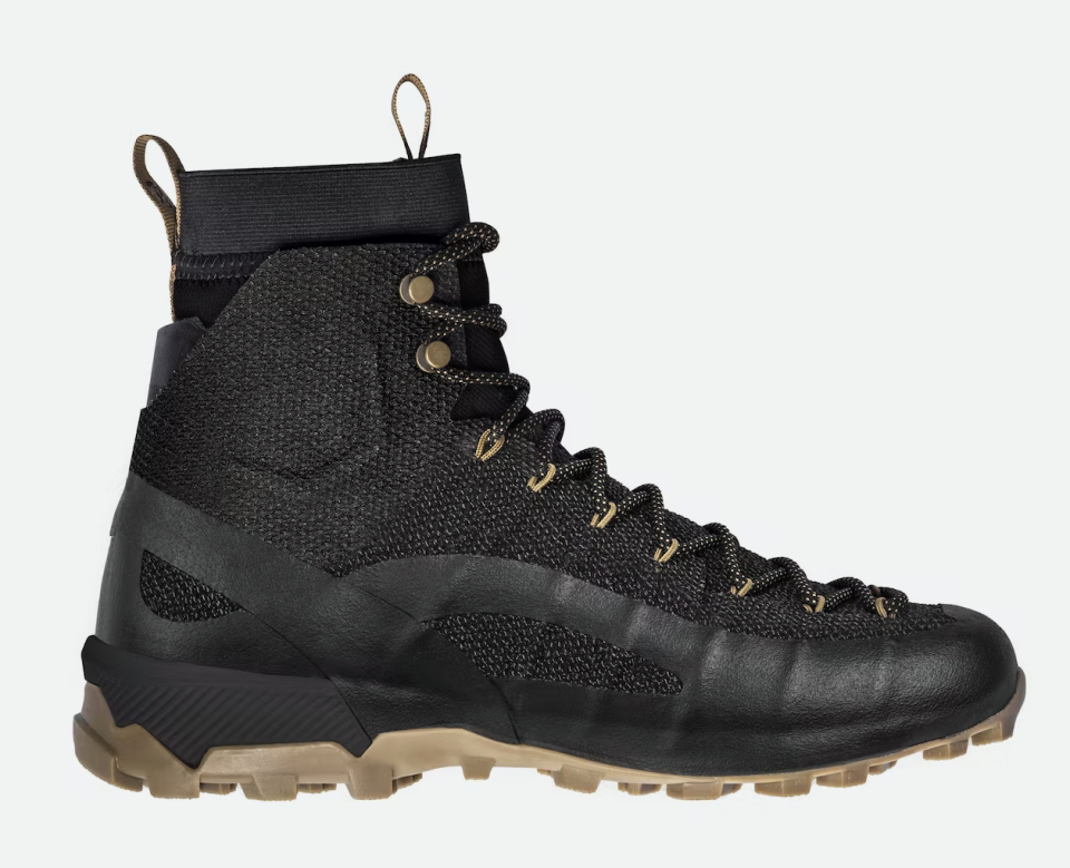 Naglev combat boot