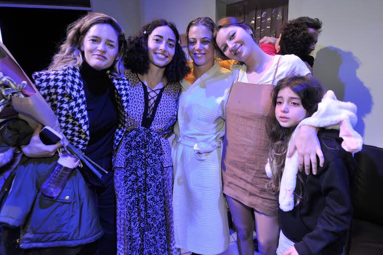 Luego de la función, la satisfacción del trabajo hecho y el cariño de la familia. En la imagen, Romina Ricci posa junto a sus hijas Margarita y la pequeña Bethania, y las actrices Justina Bustos y Ailin Salas