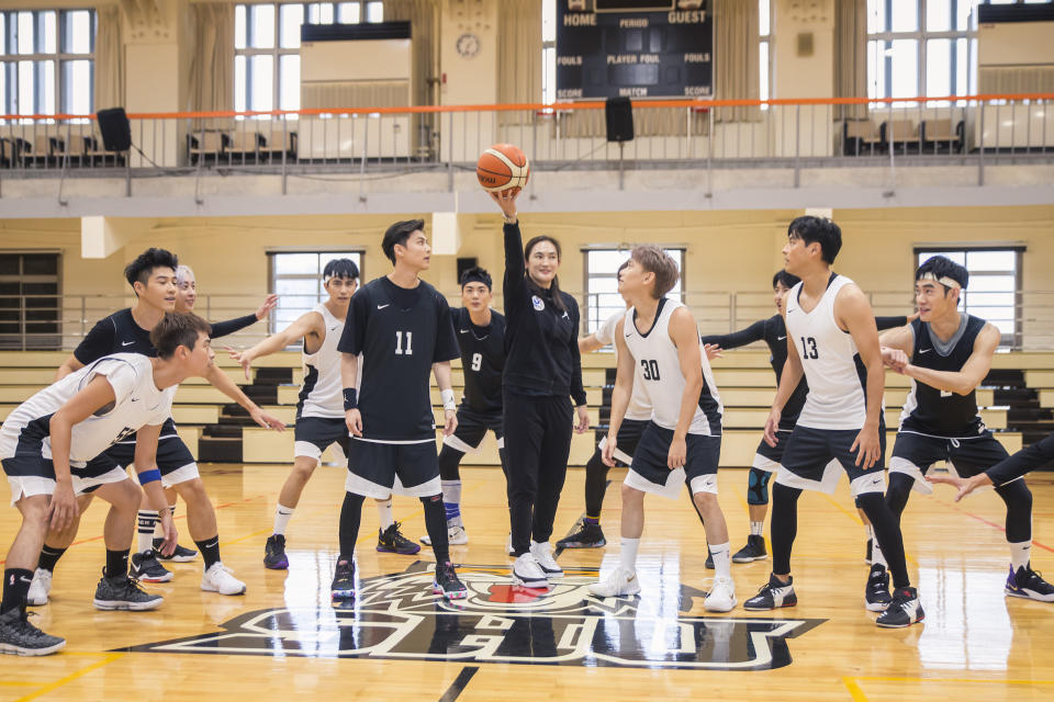 王子邱勝翊（左）與弟弟邱宇辰號召數十位明星響應「以愛之名」公益籃球賽，兩人為球賽開球。（圖：百鴻揚娛樂提供）