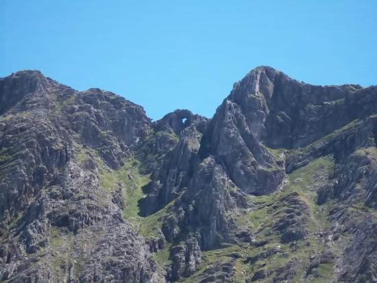 Cerro Ventana con el orificio en la cima