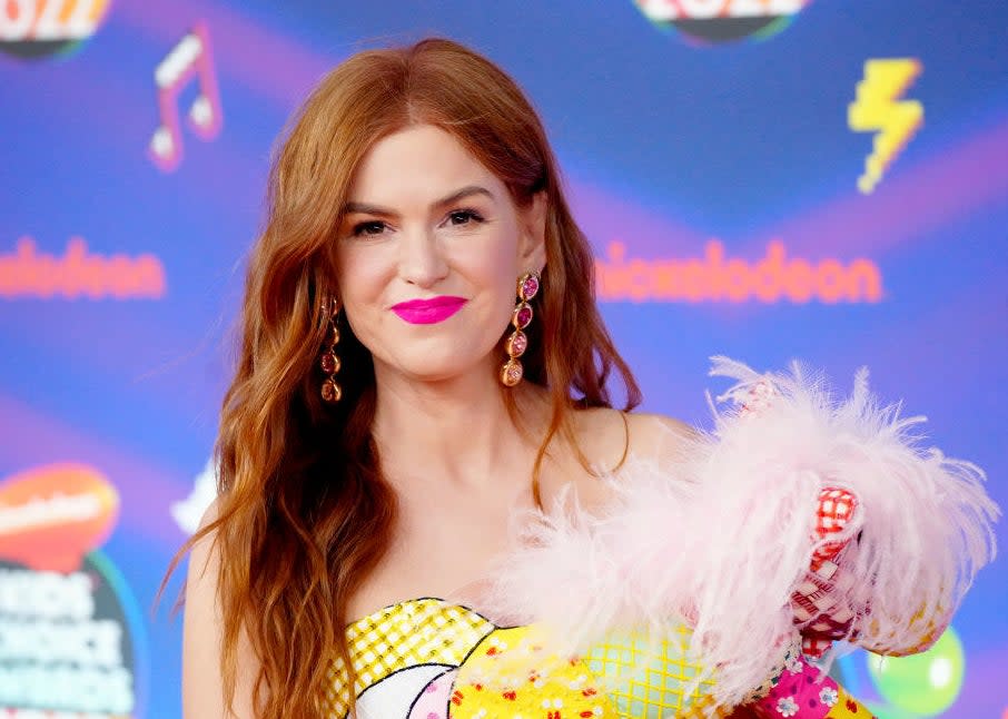 Isla Fisher with slightly shorter red hair at the Kid's Choice Awards