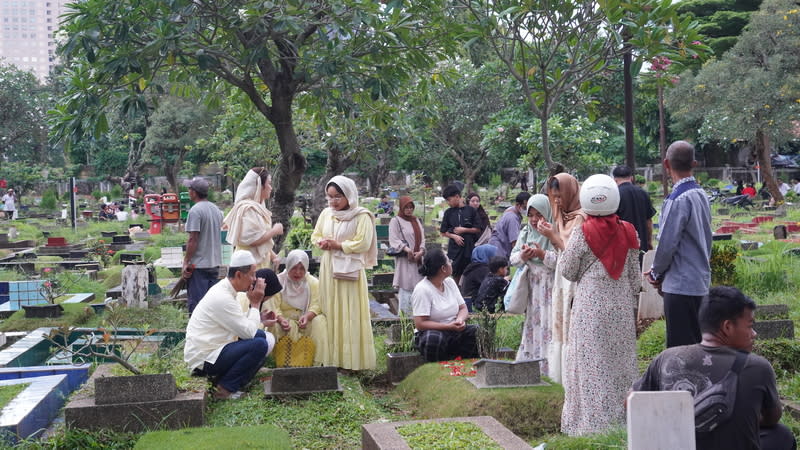 雅加達墓園聚集為逝者祈禱的穆斯林 雅加達南區一座墓園在開齋節這天，擠滿為先人禱告 的民眾，他們各自圍著墓碑誦讀可蘭經。 中央社記者李宗憲雅加達攝  113年4月10日 