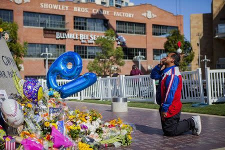Jay Quevedo, 50, leaves flowers at a makeshift memorial to former San Diego Padres outfielder Tony Gwynn at Petco Park in San Diego, California June 16, 2014. REUTERS/Sam Hodgson