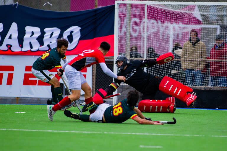 Una escena del duelo entre Lomas y Banade, por el Metropolitano masculino