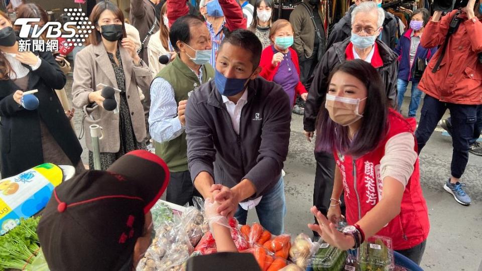 民進黨台北市立委補選參選人吳怡農上午在市場掃街拜票。（圖／方炳超攝）