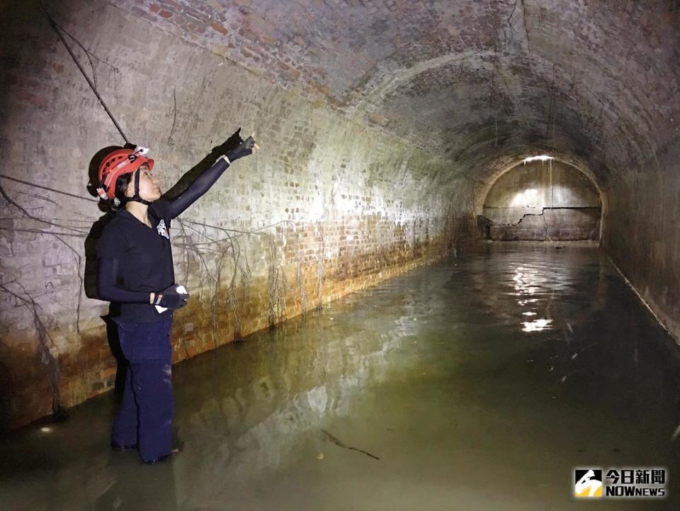 ▲深入地下配水池，發現有八個相接的池子，每個水池長約20公尺，寬3.1公尺，高3.5公尺，總儲水量約兩千多公噸。（圖／記者宋德威攝 , 2018.03.26）