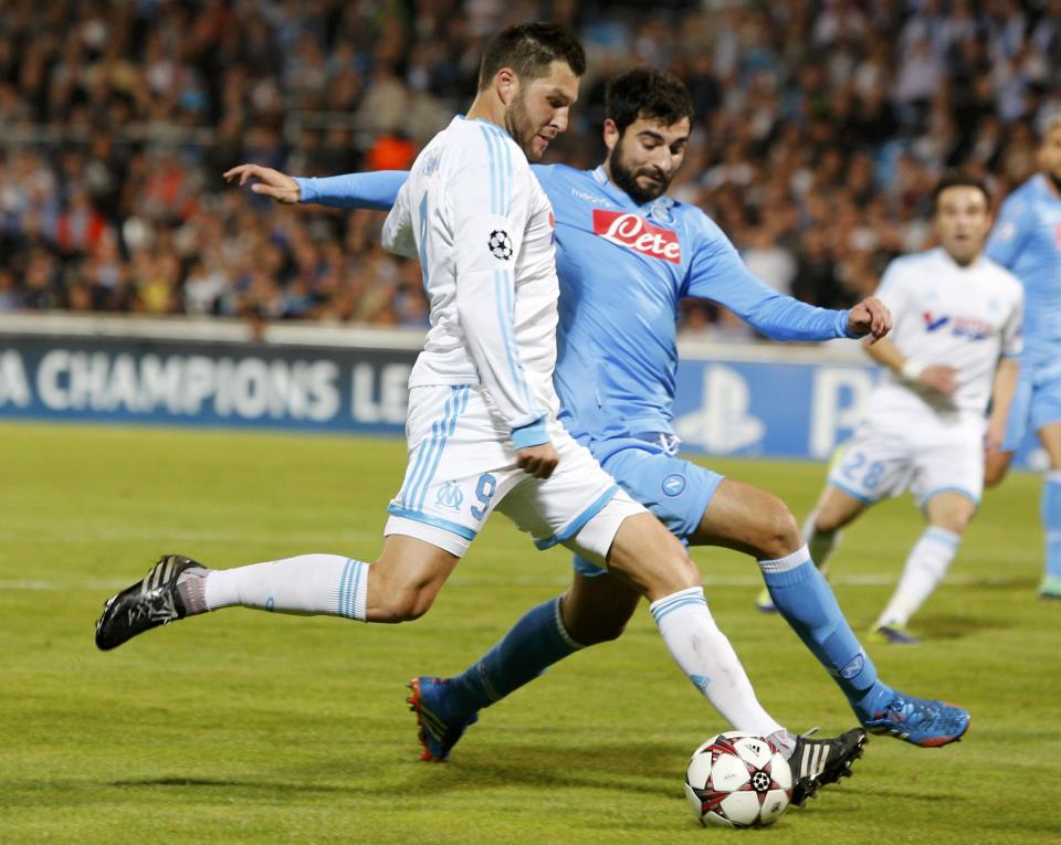 Olympique Marseille's Andre-Pierre Gignac (L) challenges Napoli's Raul Albiol during their Champions League soccer match at the Velodrome stadium in Marseille, October 22, 2013. REUTERS/Philippe Laurenson (FRANCE - Tags: SPORT SOCCER)