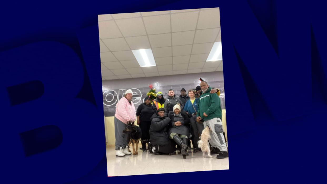 Jay Whitney (au centre) a sauvé des personnes prises dans la tempête de neige à Buffalo aux États-Unis - Cheektowaga Police @CPDNYInfo