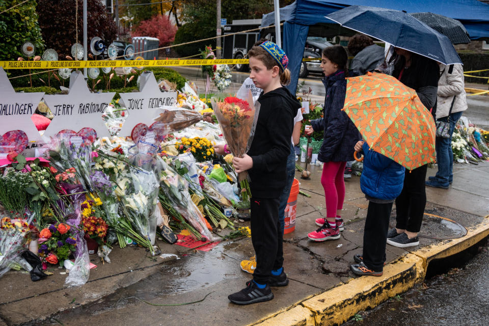 Children pay their respects at a memorial site outside the Tree of Life synagogue in Pittsburgh on Oct. 31, 2018. (Photo: Esther Wayne / SOPA Images via Getty Images)