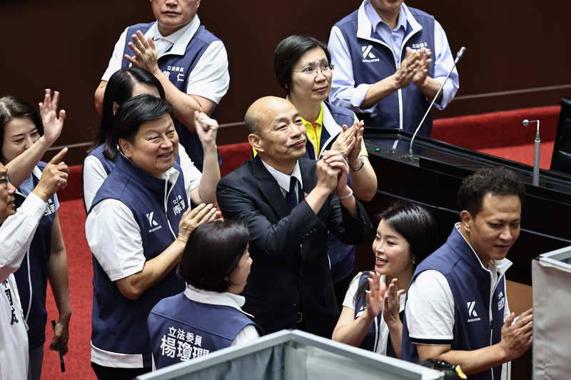 行政院針對國會改革修法案提出覆議，立法院會21日進行記名投票表決，圖為立法院長韓國瑜（中，拱手者）投完票後向樓上媒體拱手致意。（中央社）