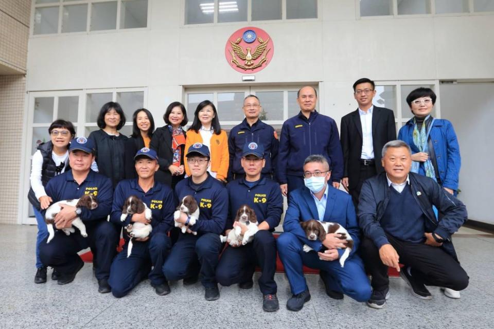 由前立委潘維等人組成的民間團體二十一日再捐贈5隻史賓格犬給警政署，厚植警緝毒偵爆能量。（記者周閩生攝）