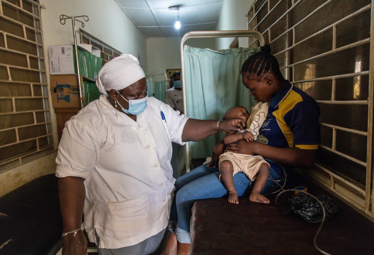 Nine-month-old Malik is given oxygen at a health centre in Ikorodu (Yagazie Emnezi/Save The Children)