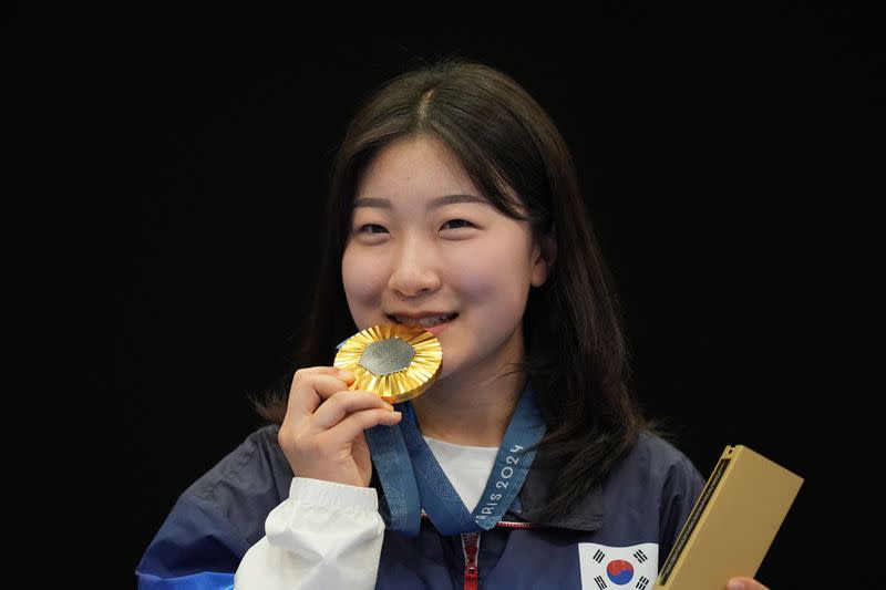 Juegos Olímpicos de París 2024 - Tiro - Ceremonia de Victoria Femenina de Rifle de Aire 10m - Centro de Tiro de Chateauroux, Dols, Francia - 29 de julio de 2024. Hyojin Ban, de Corea del Sur, con su medalla de oro